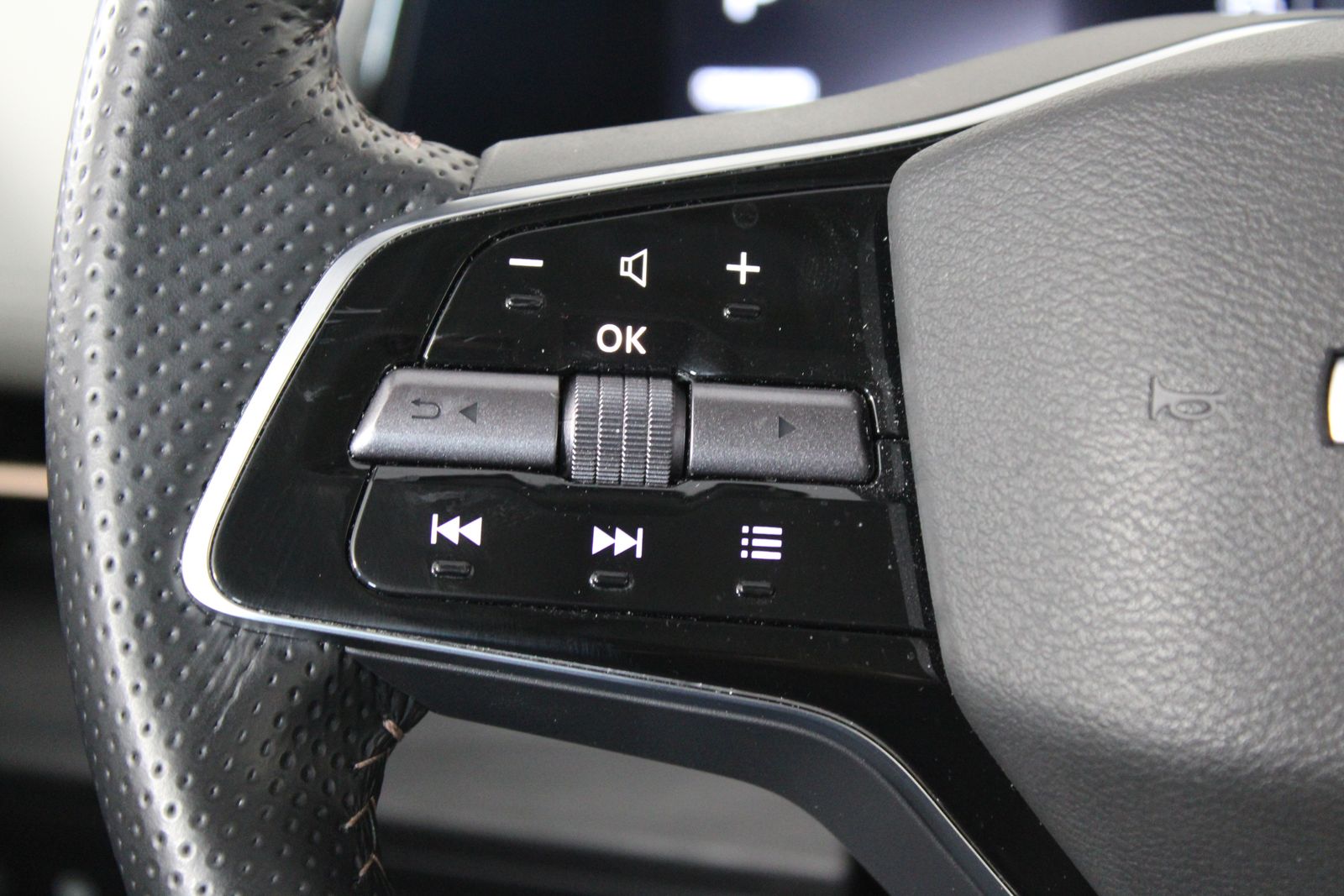 Used 2023 Gray Nissan EVOLVE+ image 32