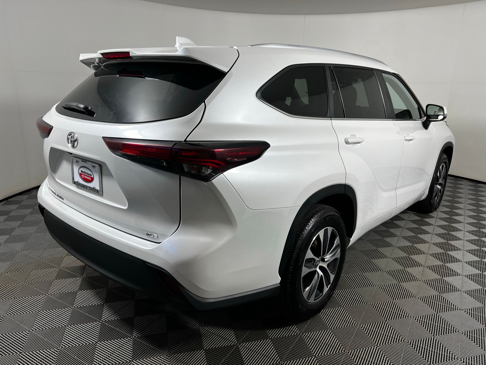 2024 Toyota Highlander XLE 13