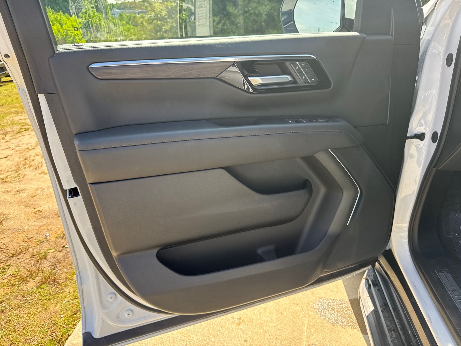 Used 2025 White Chevrolet LT image 10