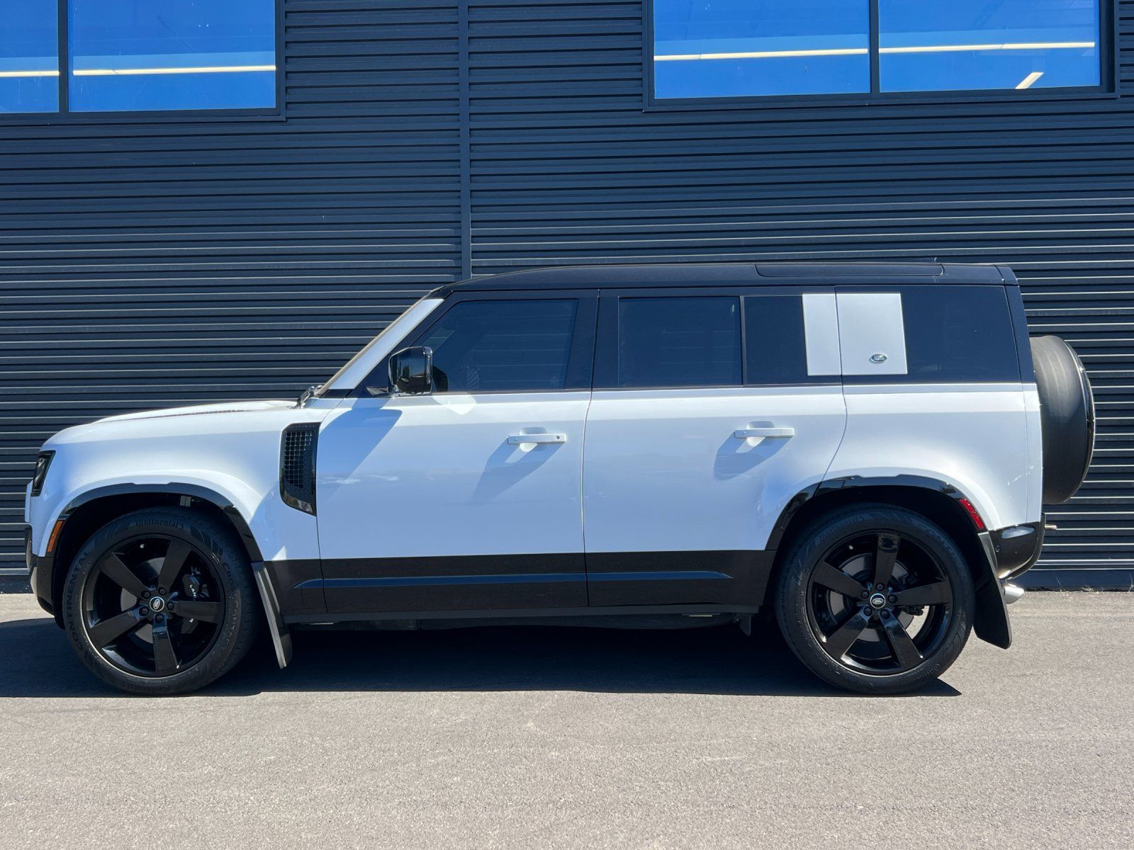 2023 Land Rover Defender 110 V8 — full photo 2 of 27