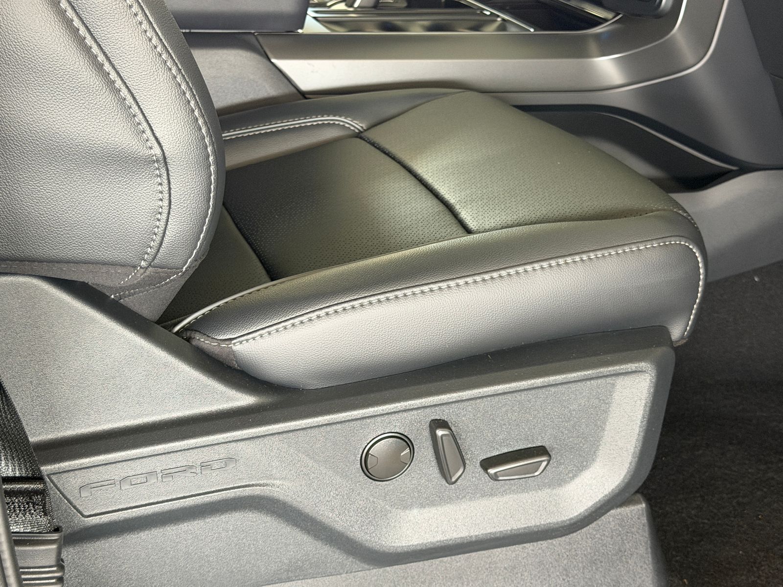 New 2026 Antimatter Blue Metallic Ford Lariat image 10
