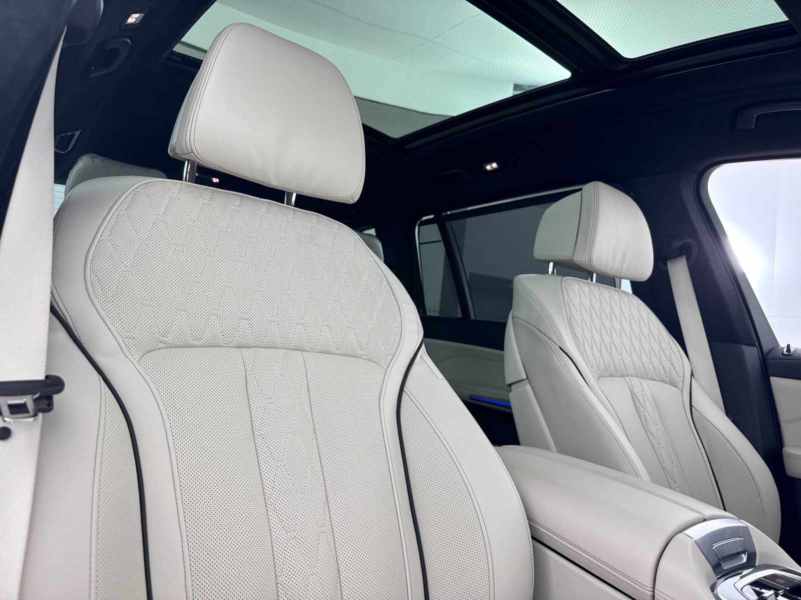 2026 BMW X7 M60i — full photo 18 of 30