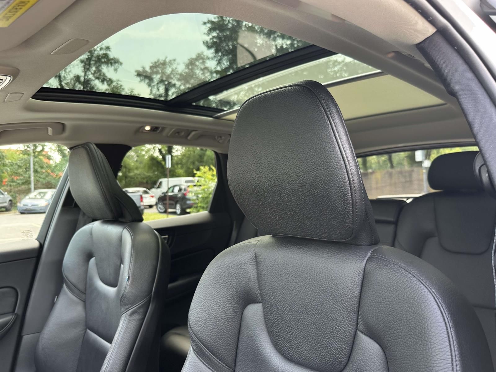 Used 2021 White Volvo T5 Momentum image 10