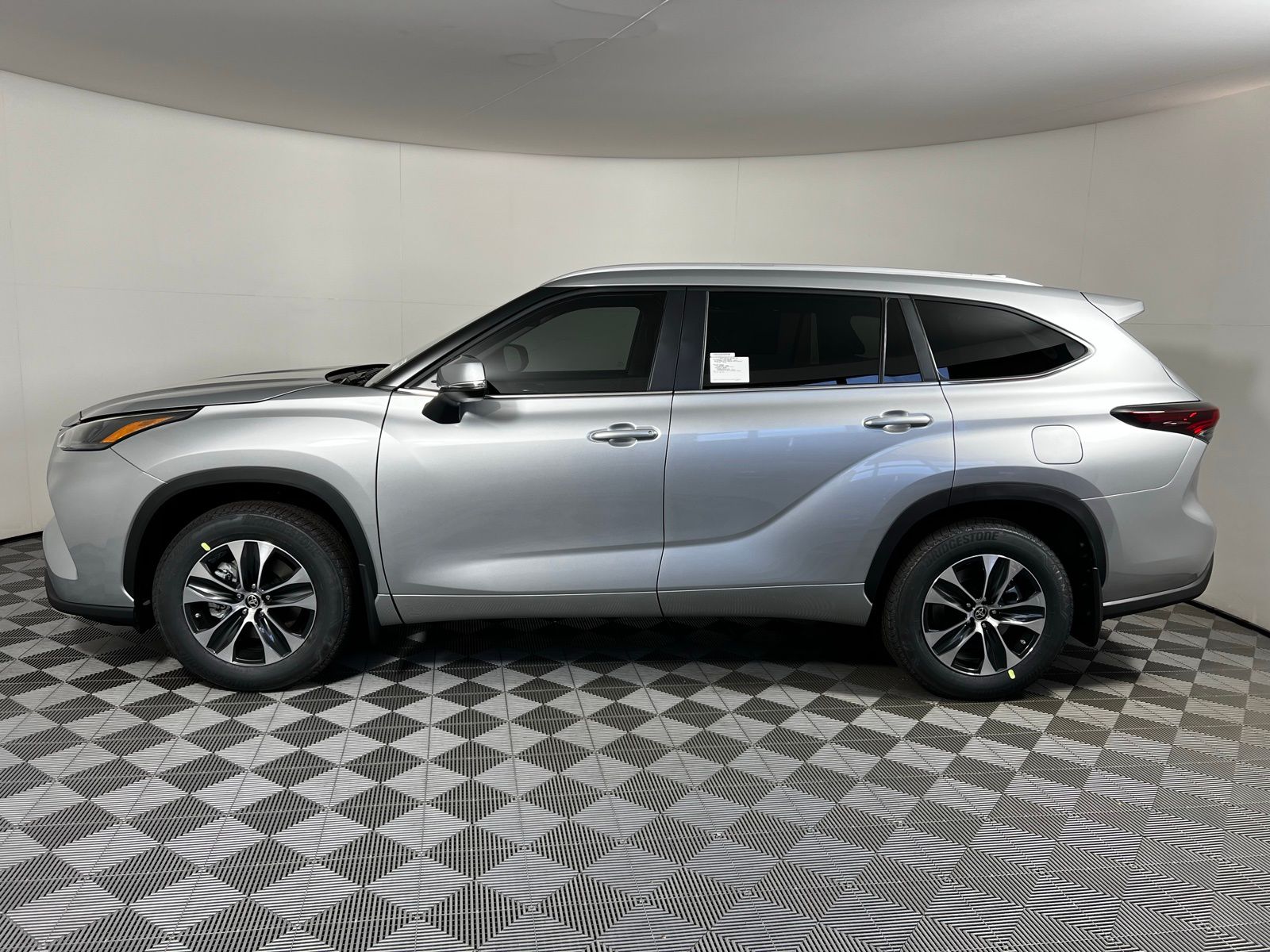 2025 Toyota Highlander XLE 8