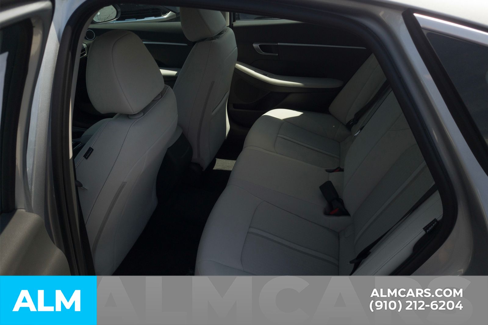 Used 2025 Silver Hyundai SE image 18