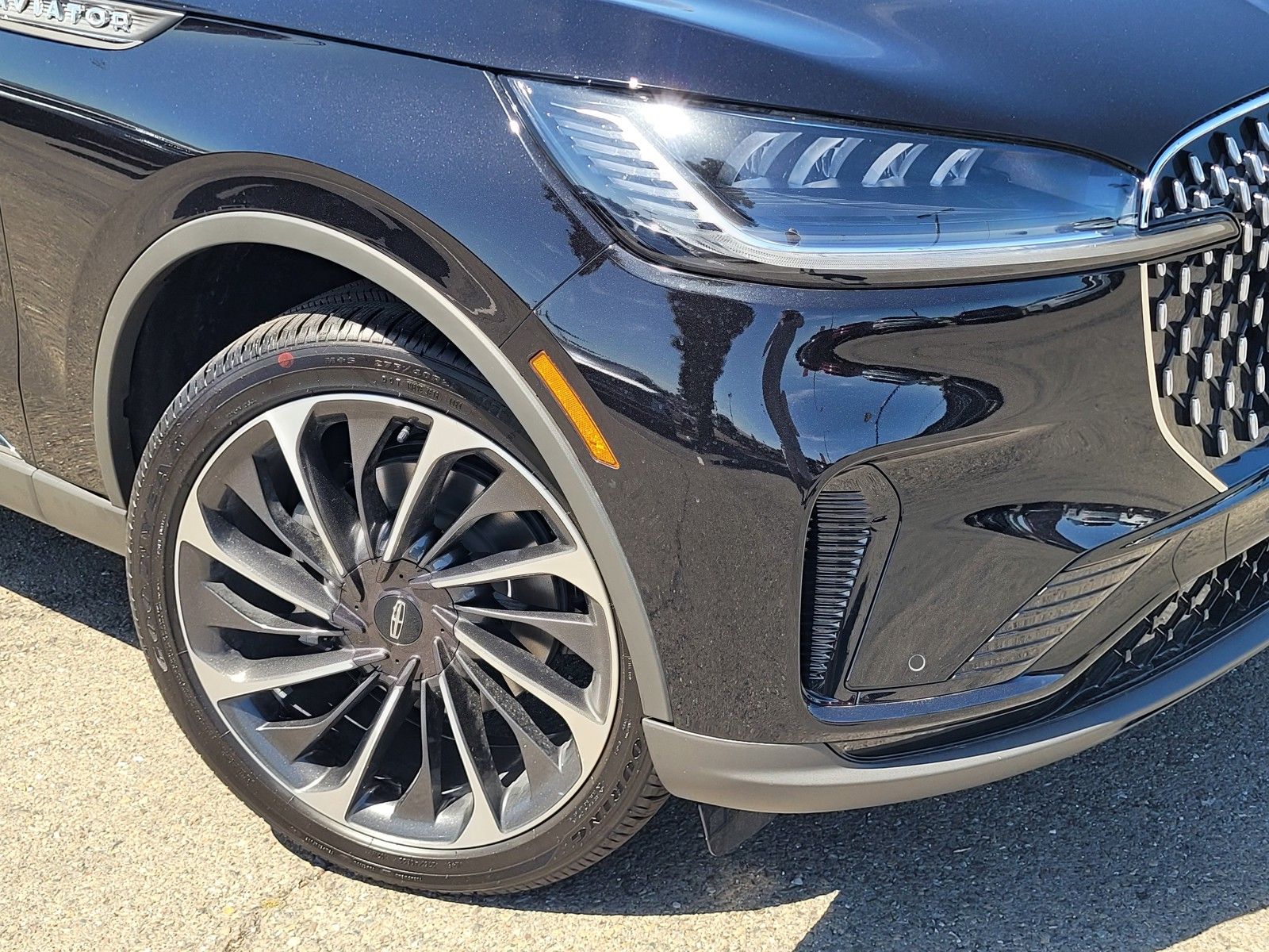 New 2025 Black Lincoln Reserve image 6