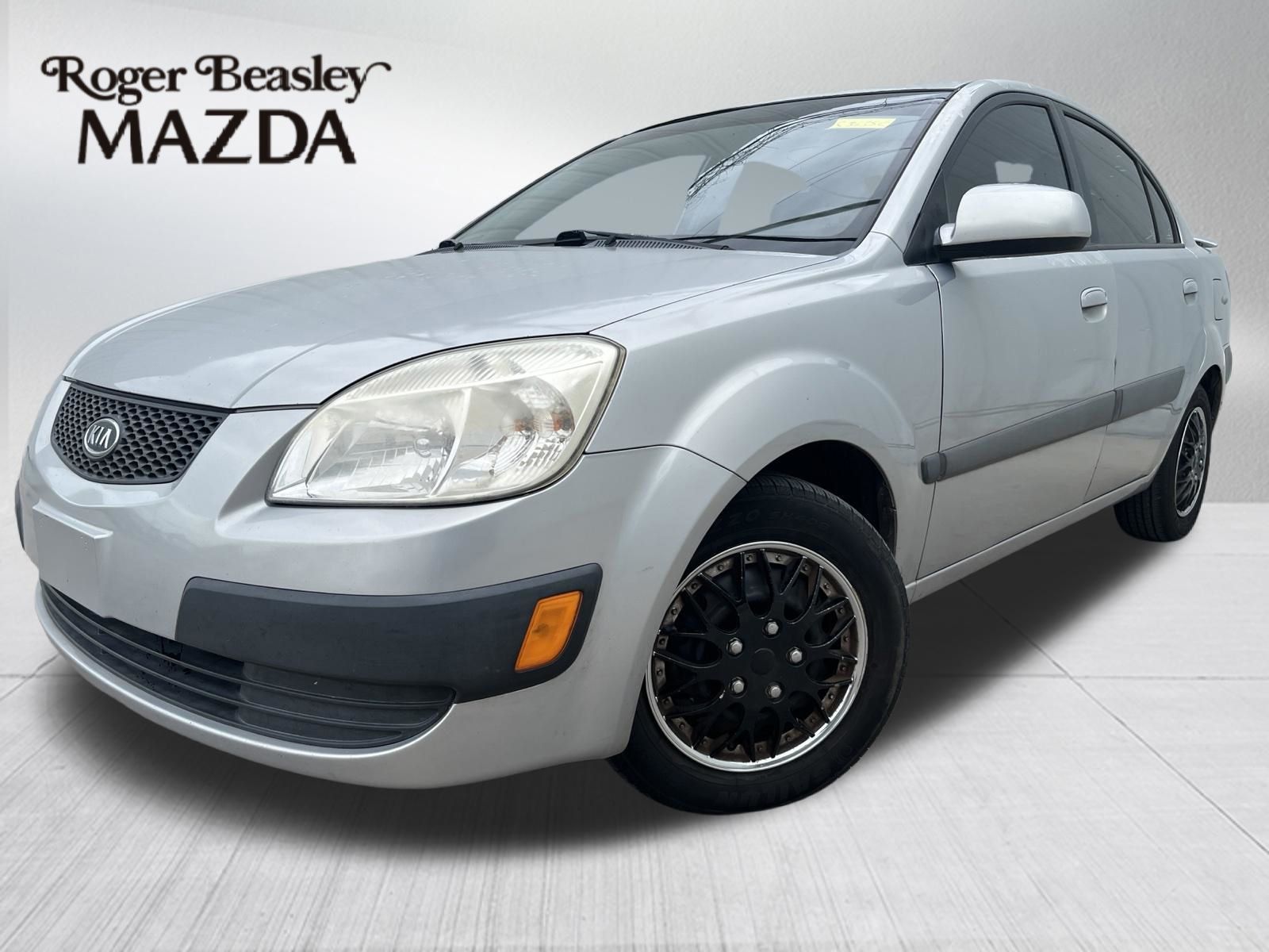 Clear Silver 2009 Kia Rio Sedan Front-Wheel Drive 4-Speed Automatic Overdrive