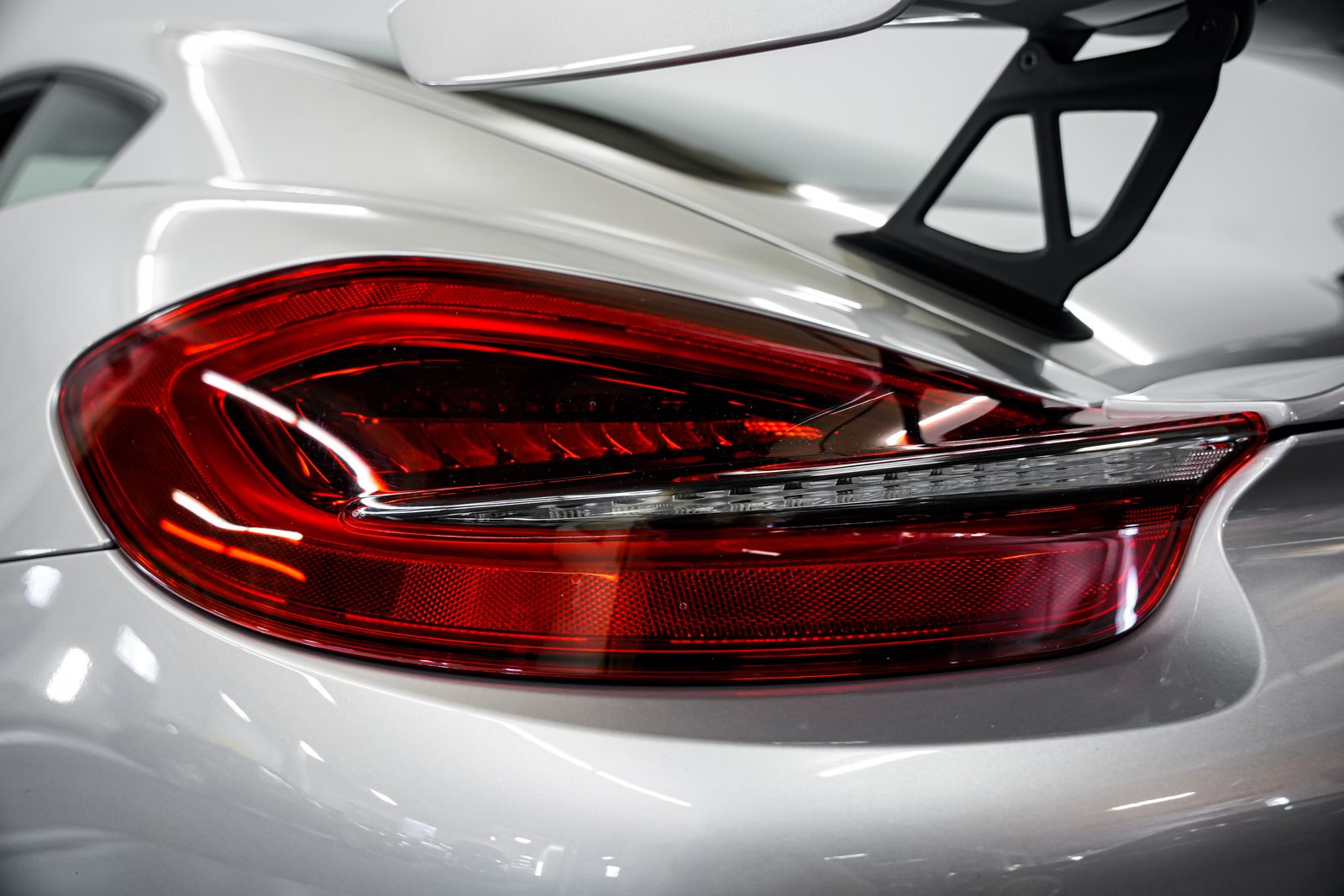2016 Porsche Cayman GT4 — photo 28