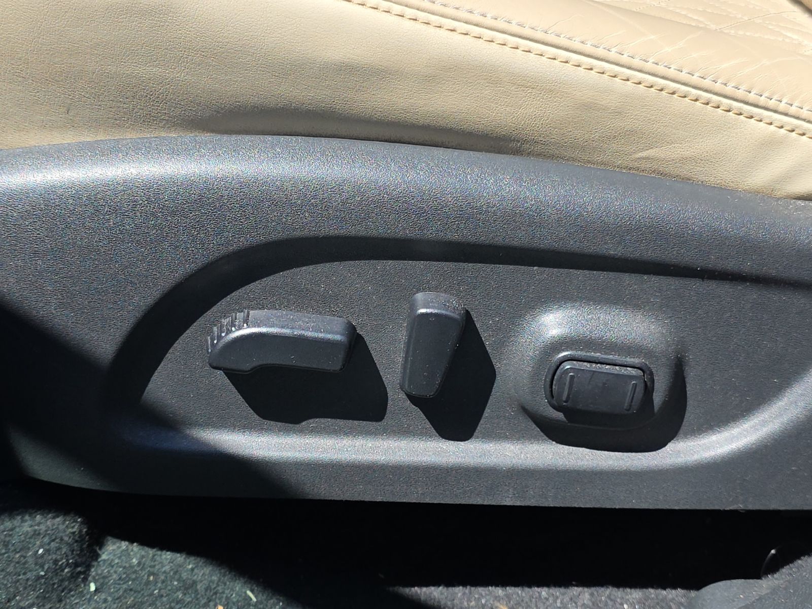 Used 2022 Brown Nissan Platinum image 32