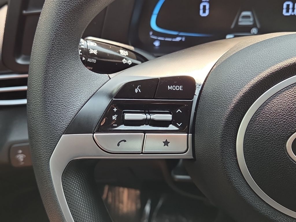 Used 2025  Hyundai SE image 16