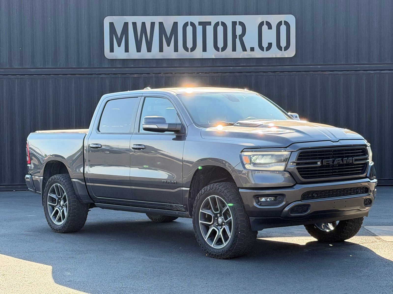 2020 RAM 1500 Gris (Granite Crystal Metallic Clearcoat) Camioneta Todo terreno 8 velocidades Automática