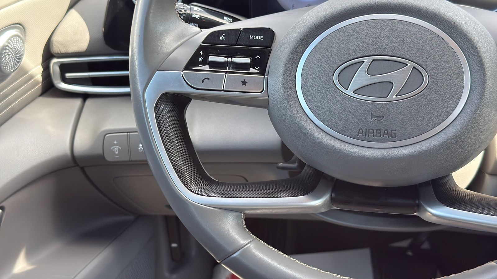Used 2025 Gray Hyundai SEL Convenience image 16