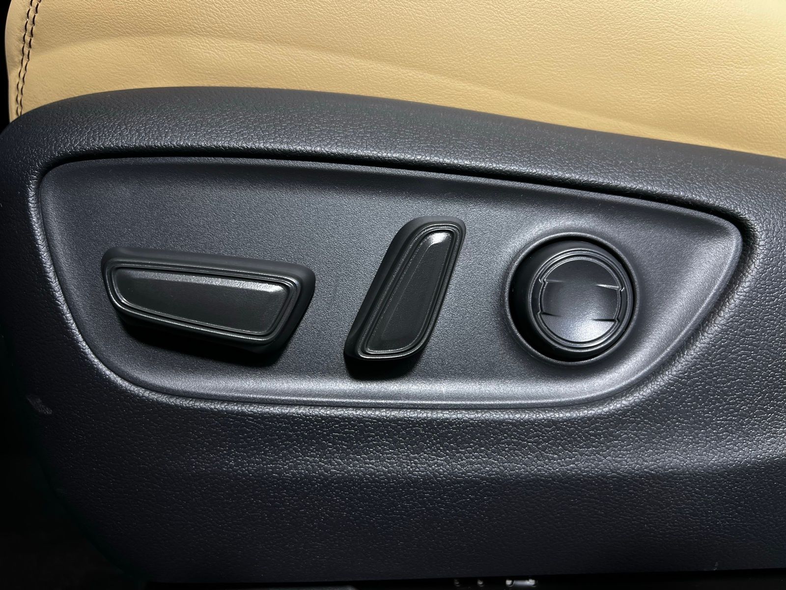 Thumbnail: 2025 Toyota RAV4 - 10