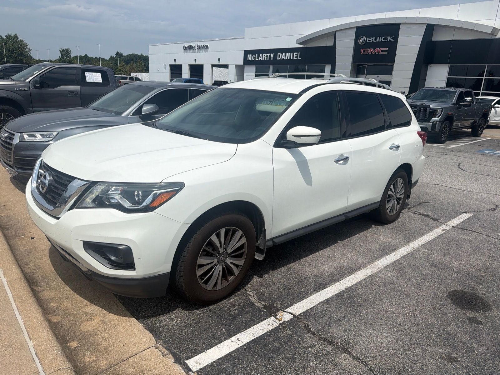 Glacier White (Fleet) 2018 Nissan Pathfinder SUV / Crossover Front-Wheel Drive Continuously Variable Transmission