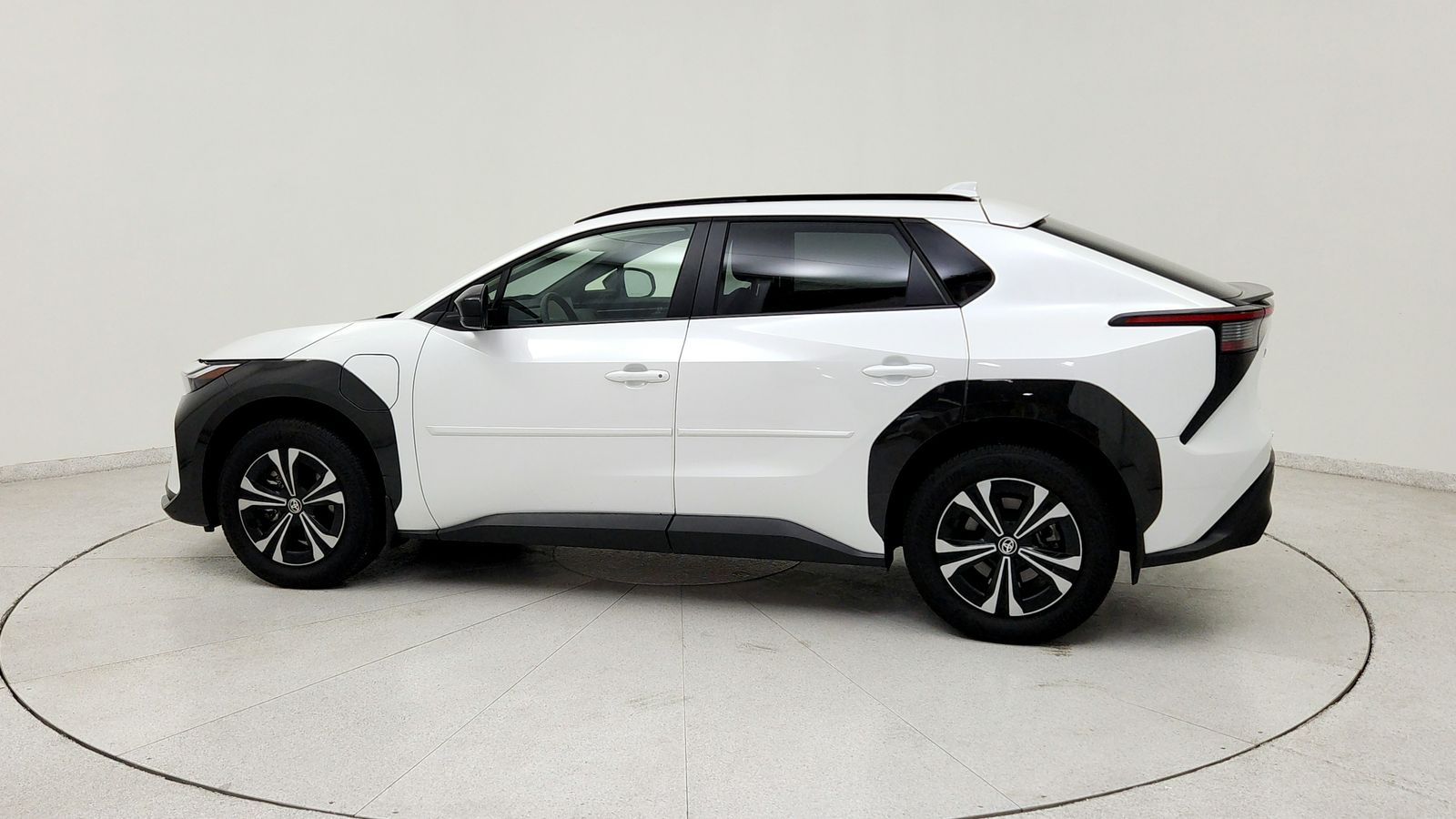 Used 2025 Beige Toyota XLE image 4