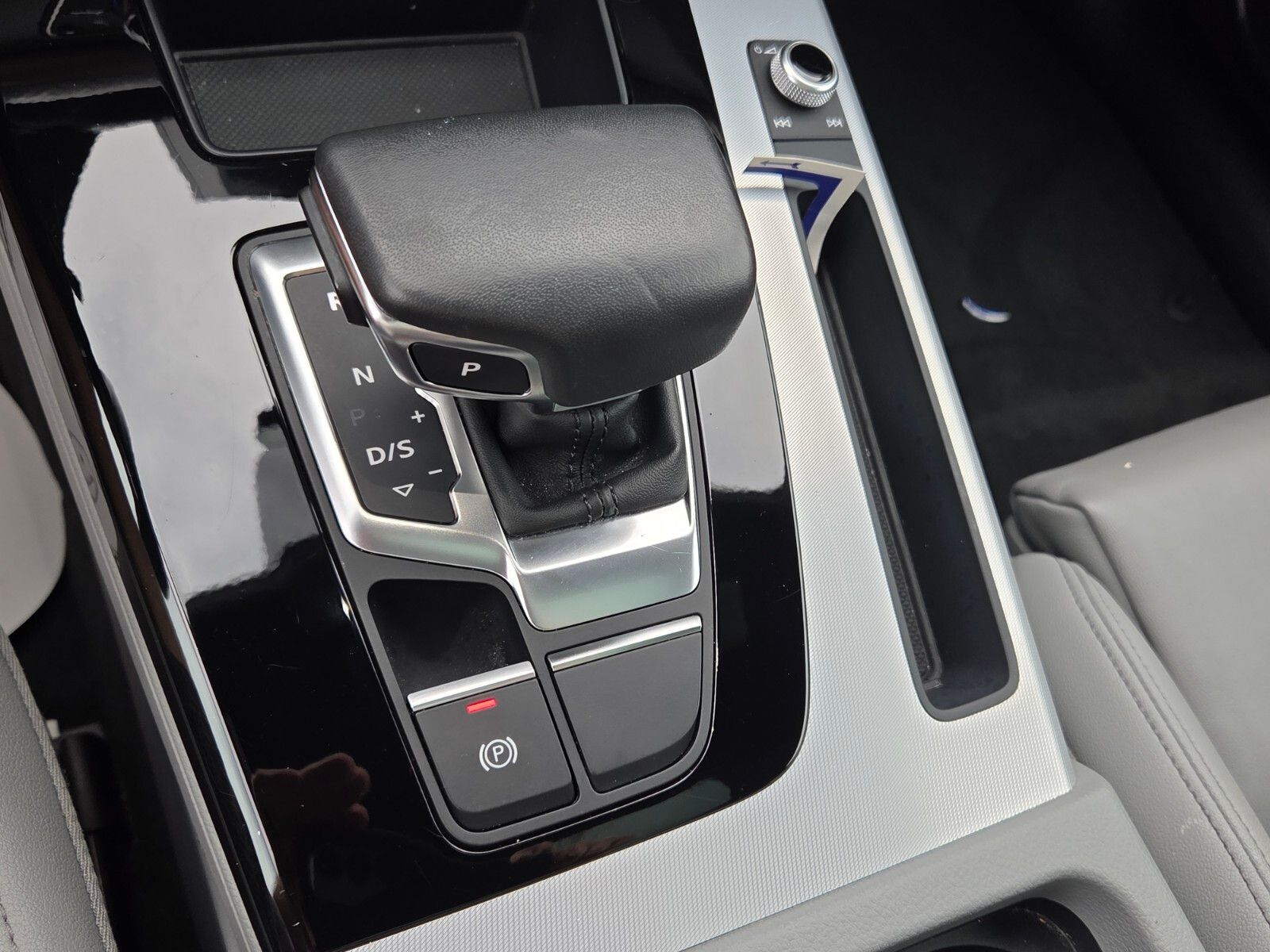 Used 2025 White Audi  image 25