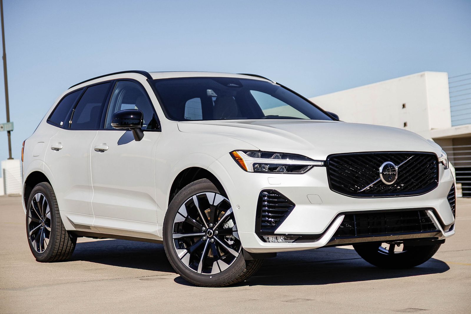 2026 Volvo XC60 B5 Plus