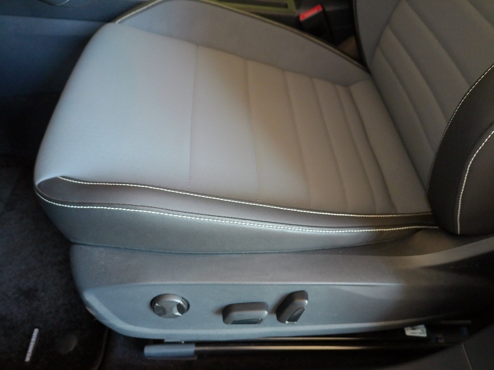 Used 2025 Silver Volkswagen 1.5T SE image 24