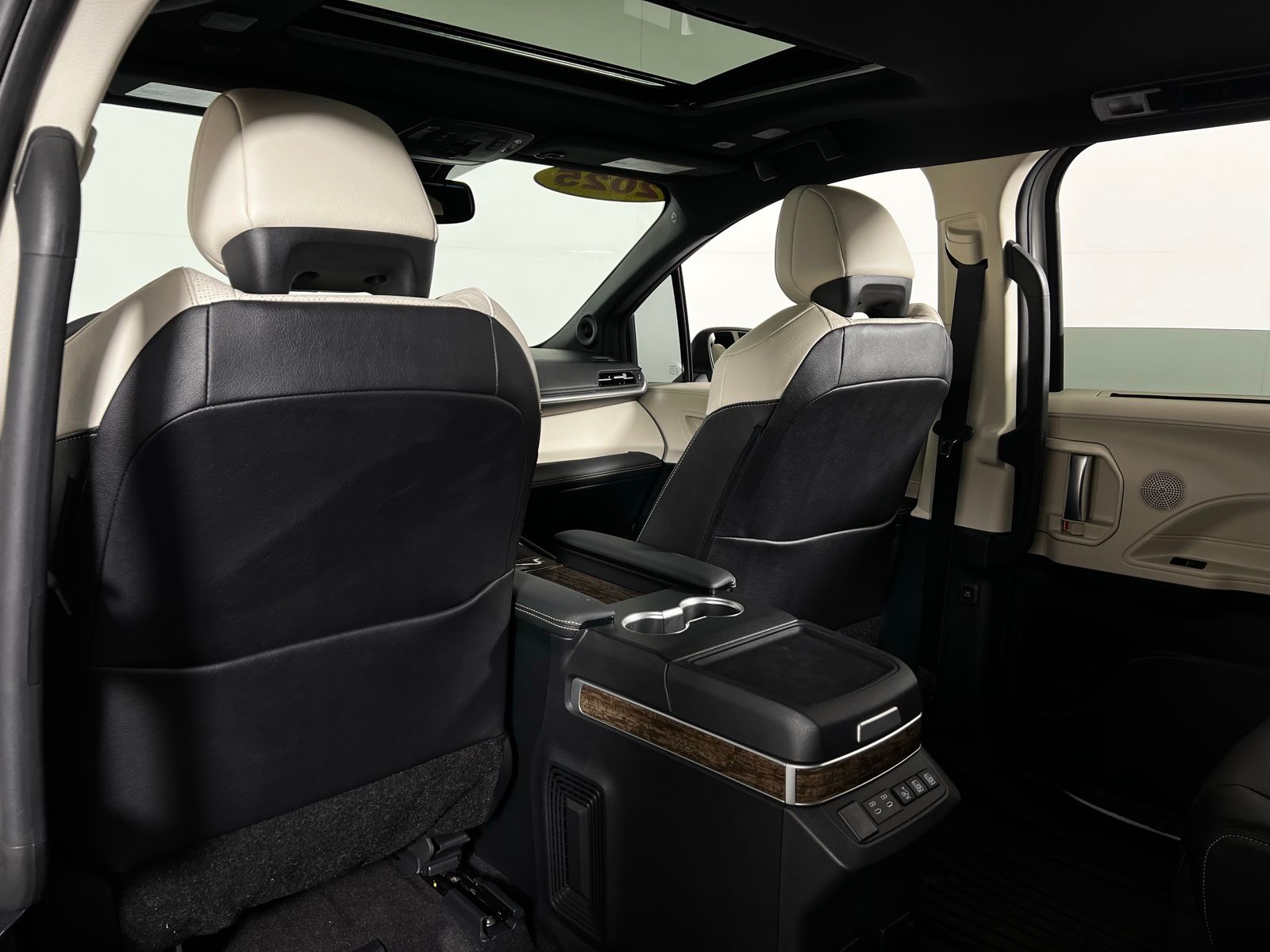 2025 Toyota Sienna Platinum 24