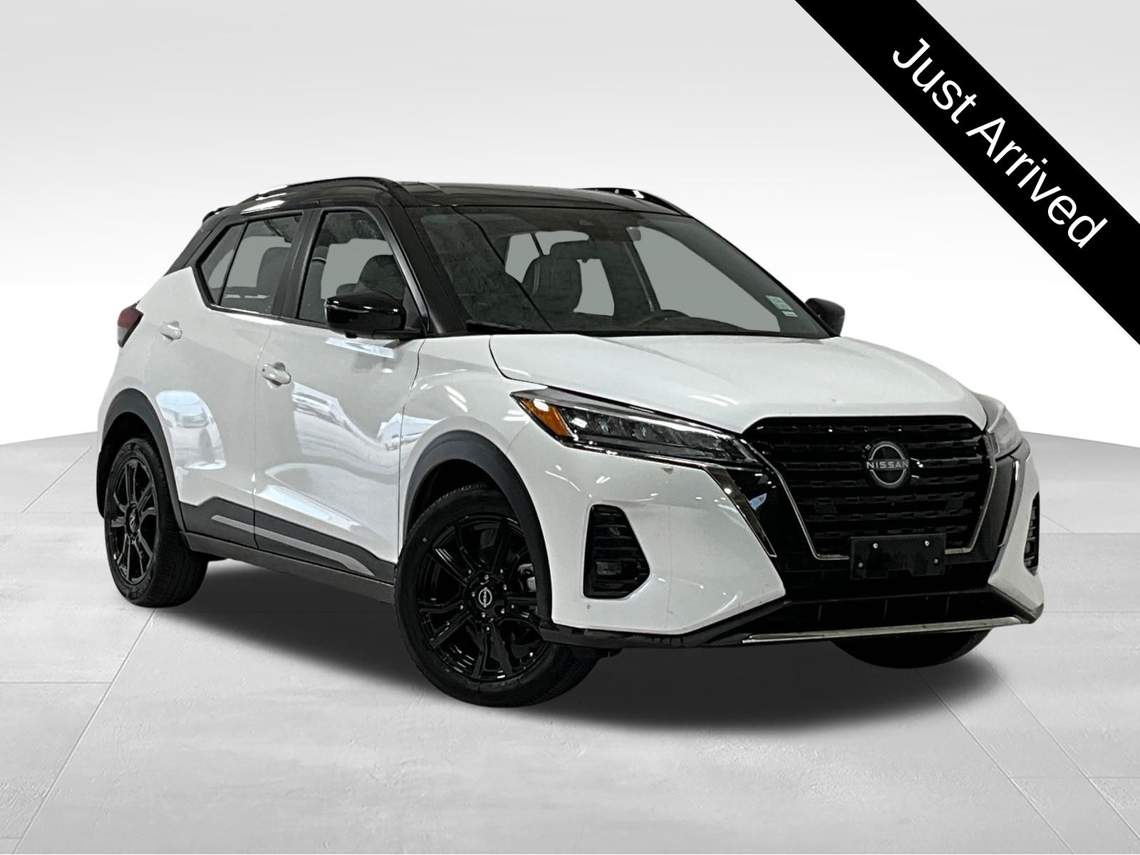  2024 Nissan Kicks SR FWD   