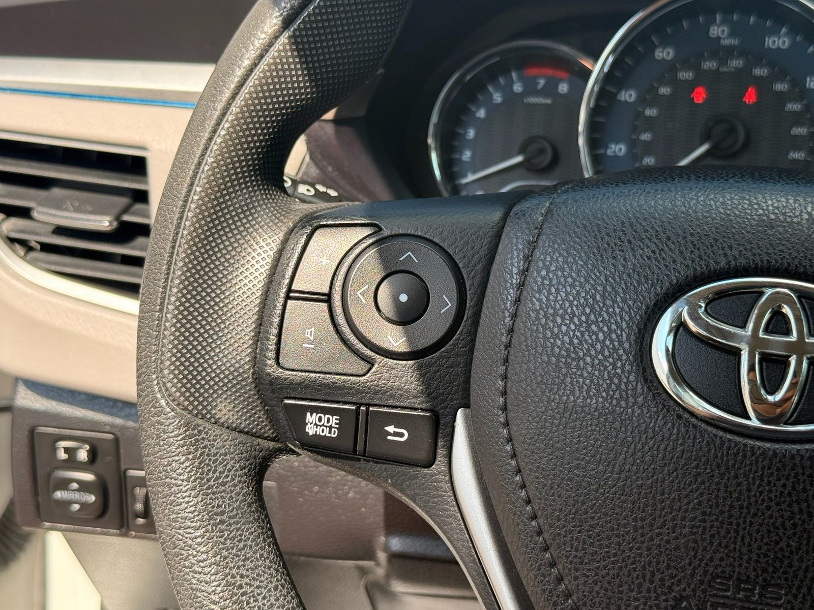 Used 2016 White Toyota LE image 18