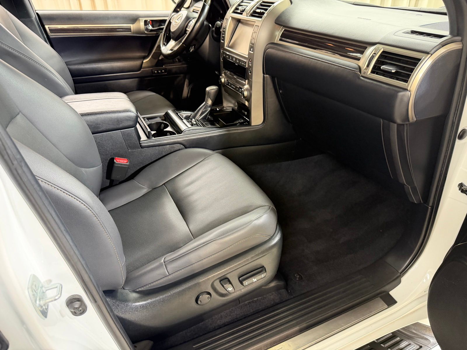 Used 2021  Lexus 460 image 50