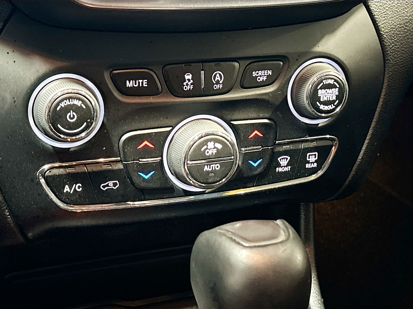 Used 2023 Gray Jeep Altitude image 16