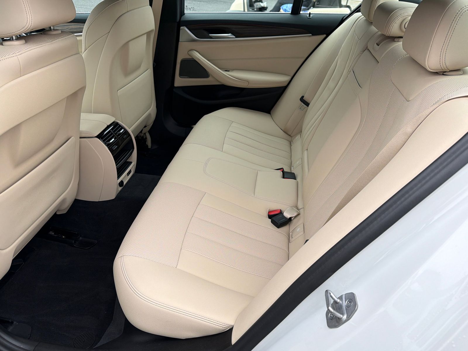 Used 2023 Alpine White BMW 540i xDrive image 6