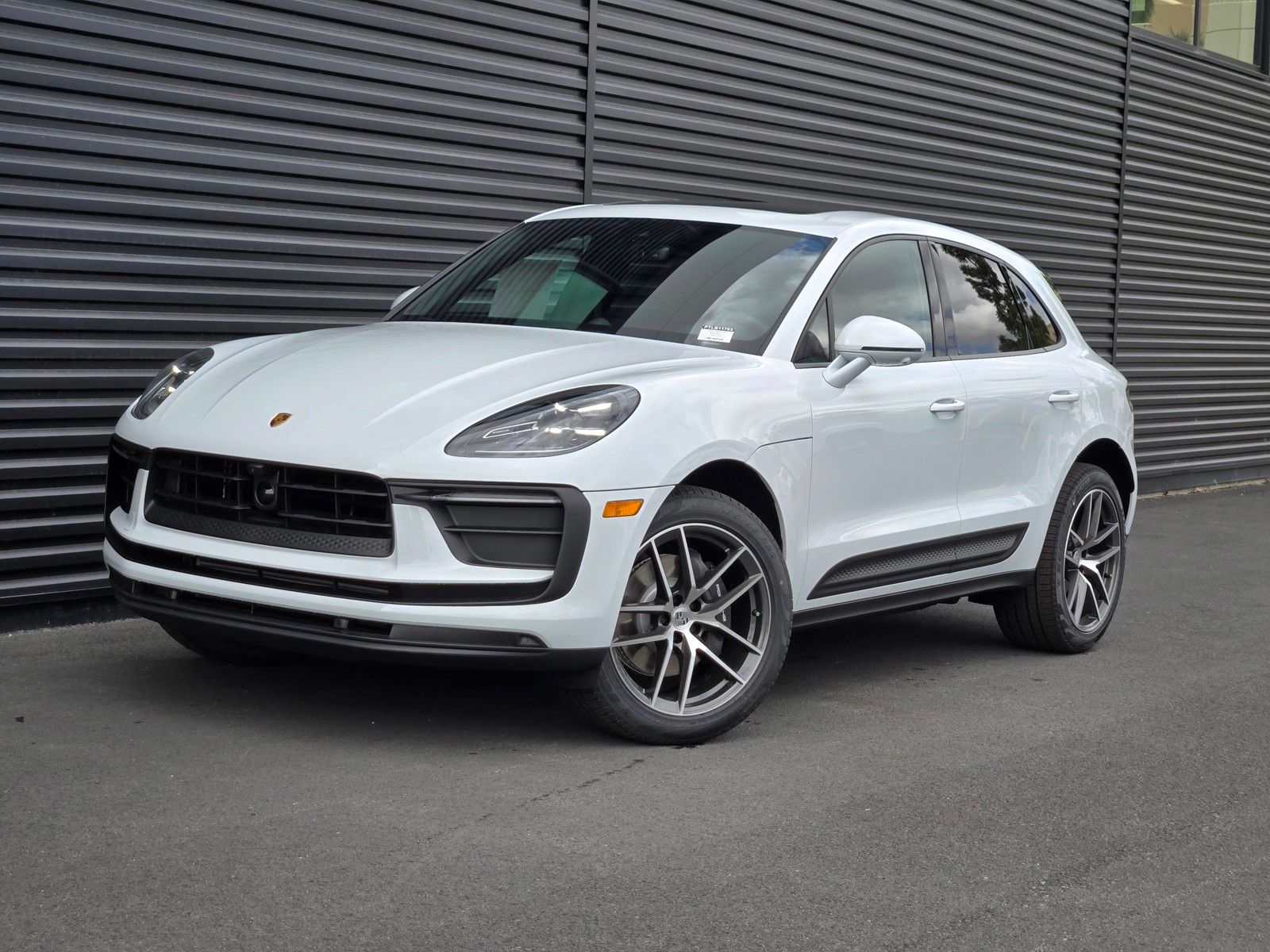 2026 Porsche Macan Base — full photo 1 of 27