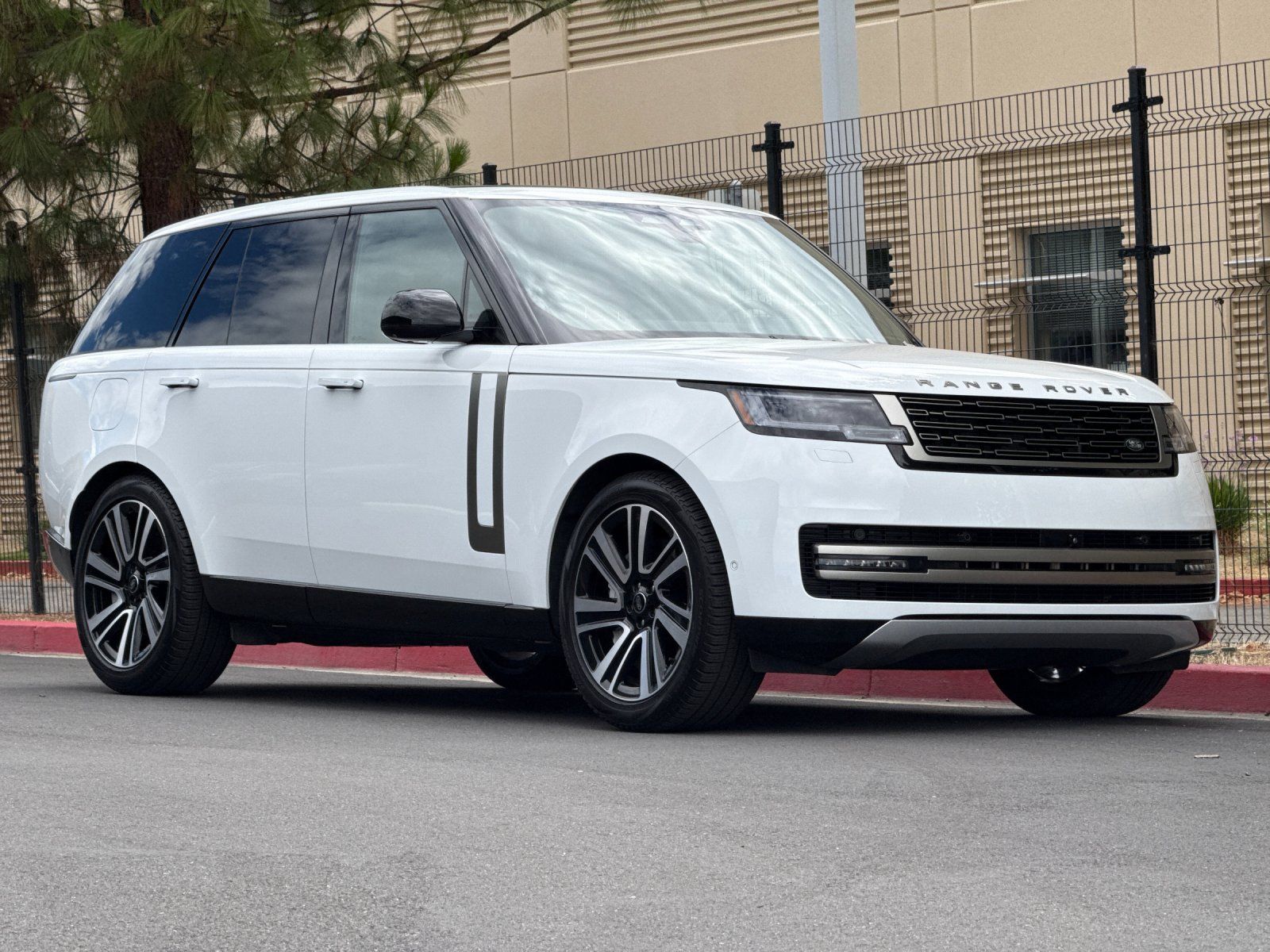2023 Land Rover Range Rover SE - Photo 7