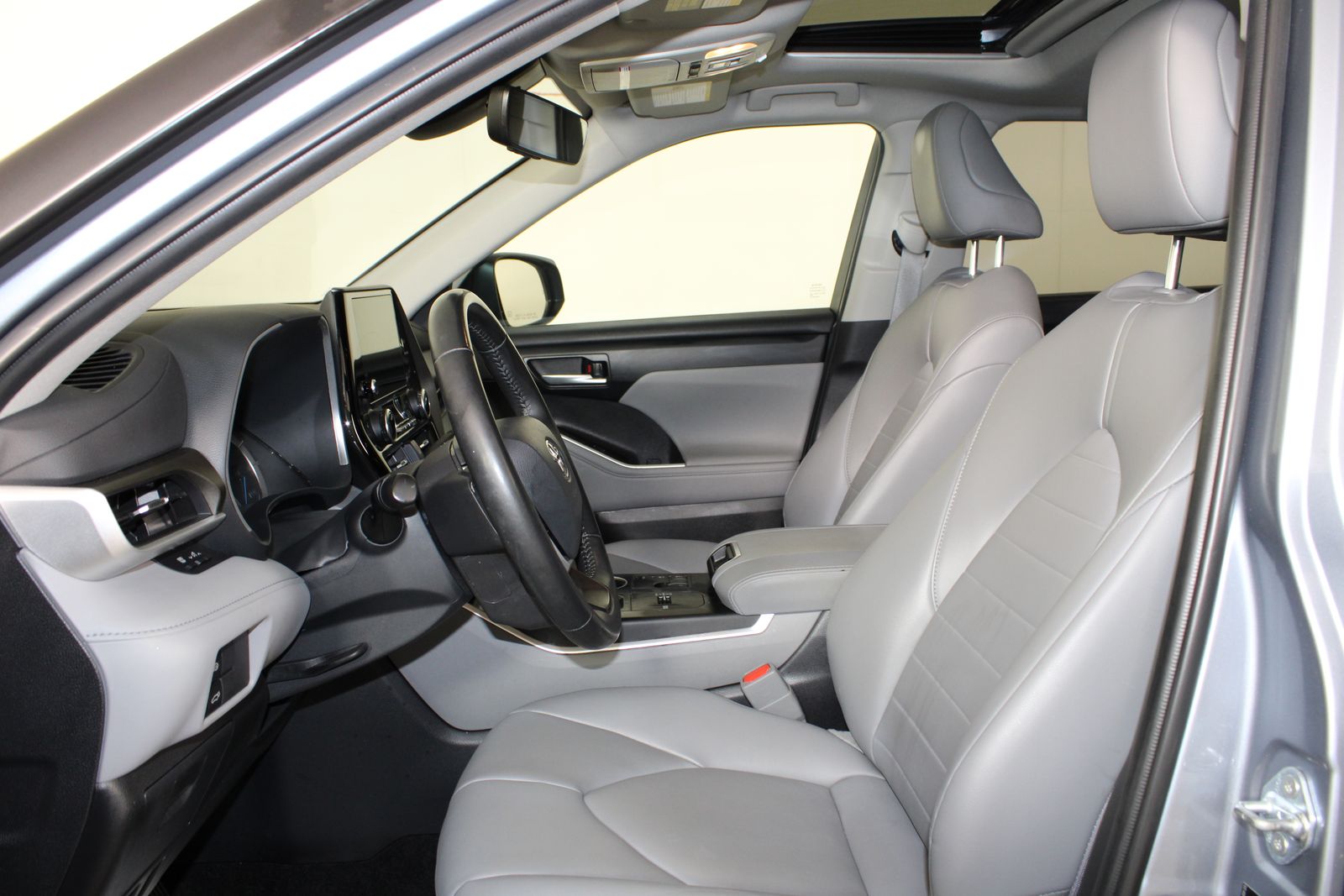 Used 2023  Toyota XLE image 9