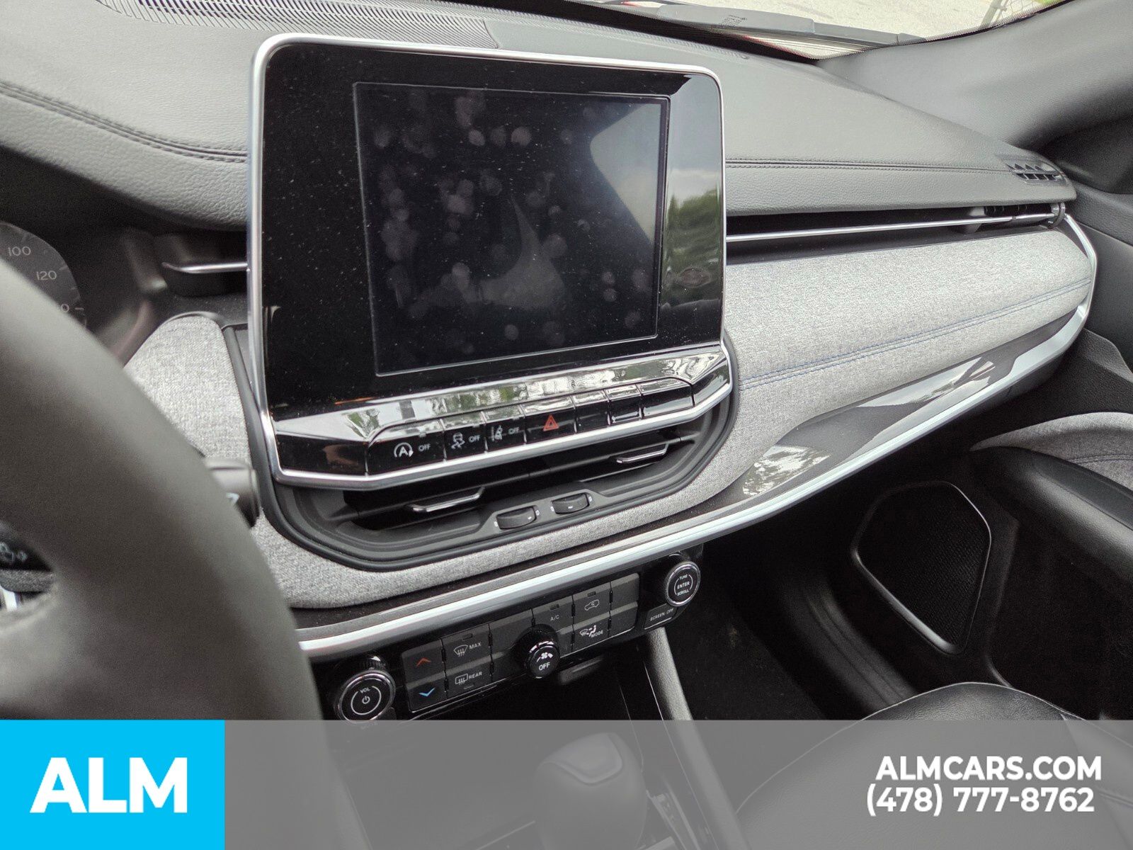Used 2025 Red Hot Pearlcoat Jeep Latitude image 9