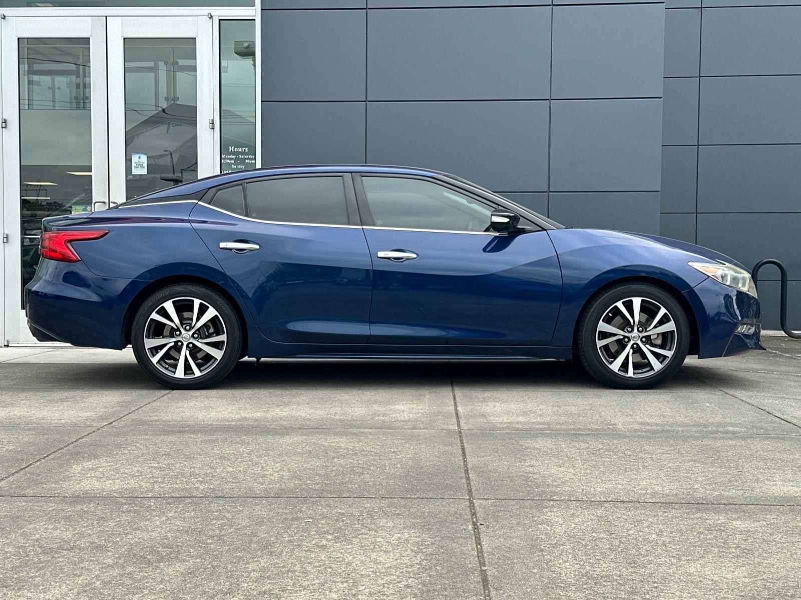 Used 2017 Nissan Maxima SV with VIN 1N4AA6AP1HC372379 for sale in Wilsonville, OR