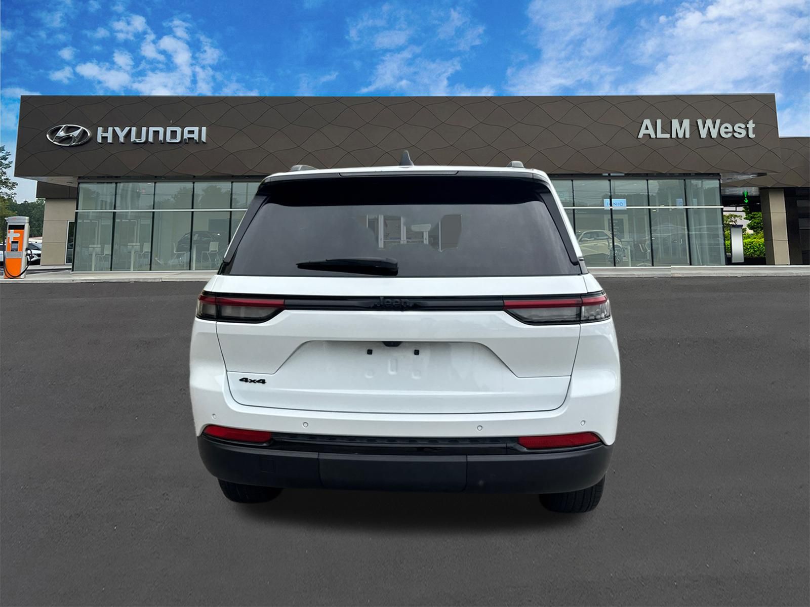 Used 2025 White Jeep Altitude image 6