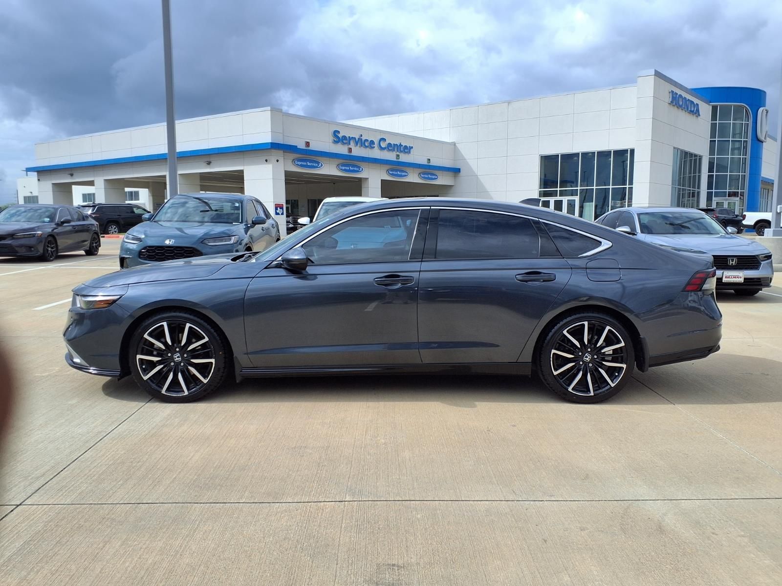 View vehicle photo 3