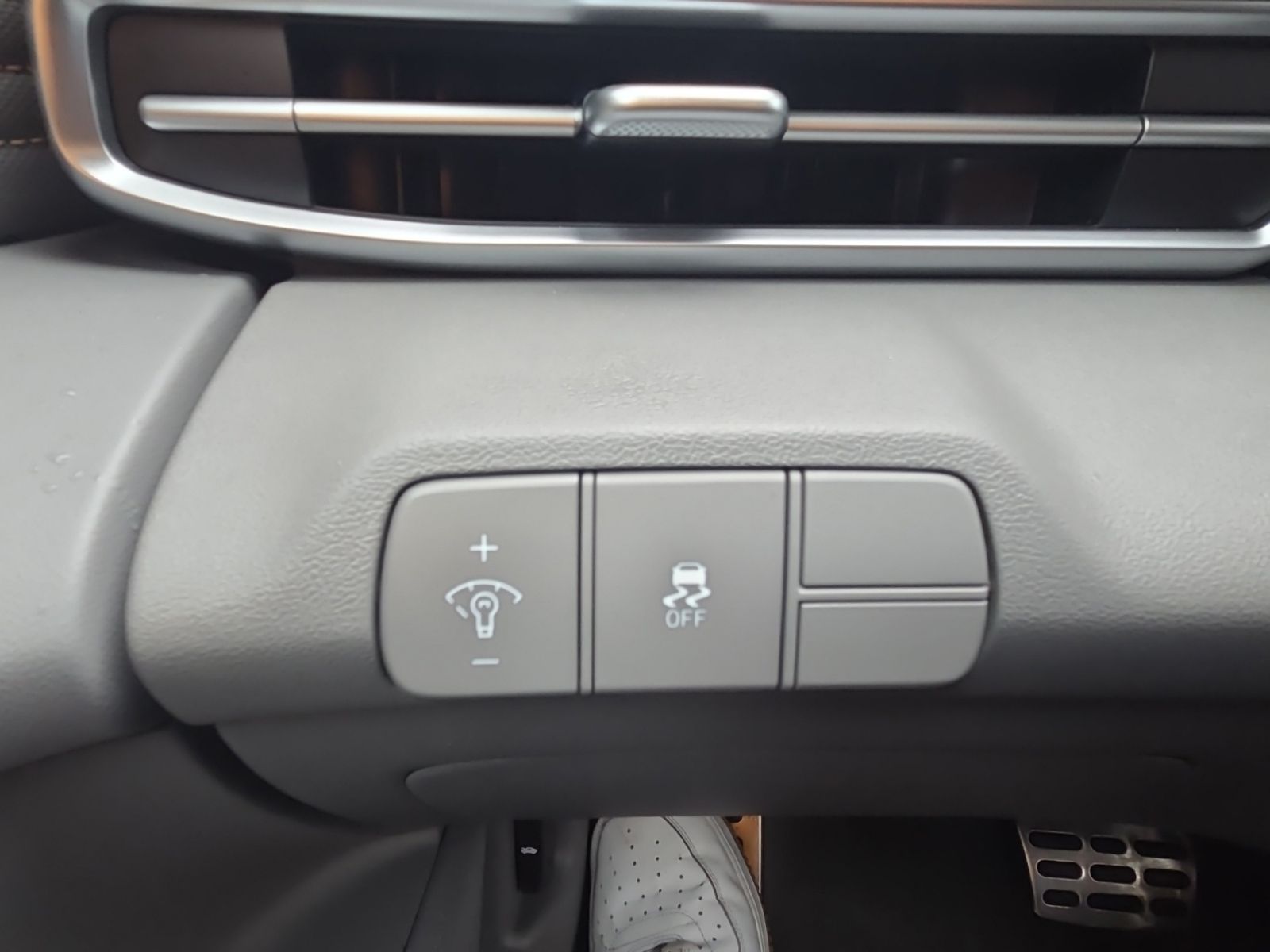 Used 2025 Red Hyundai SEL Sport image 23