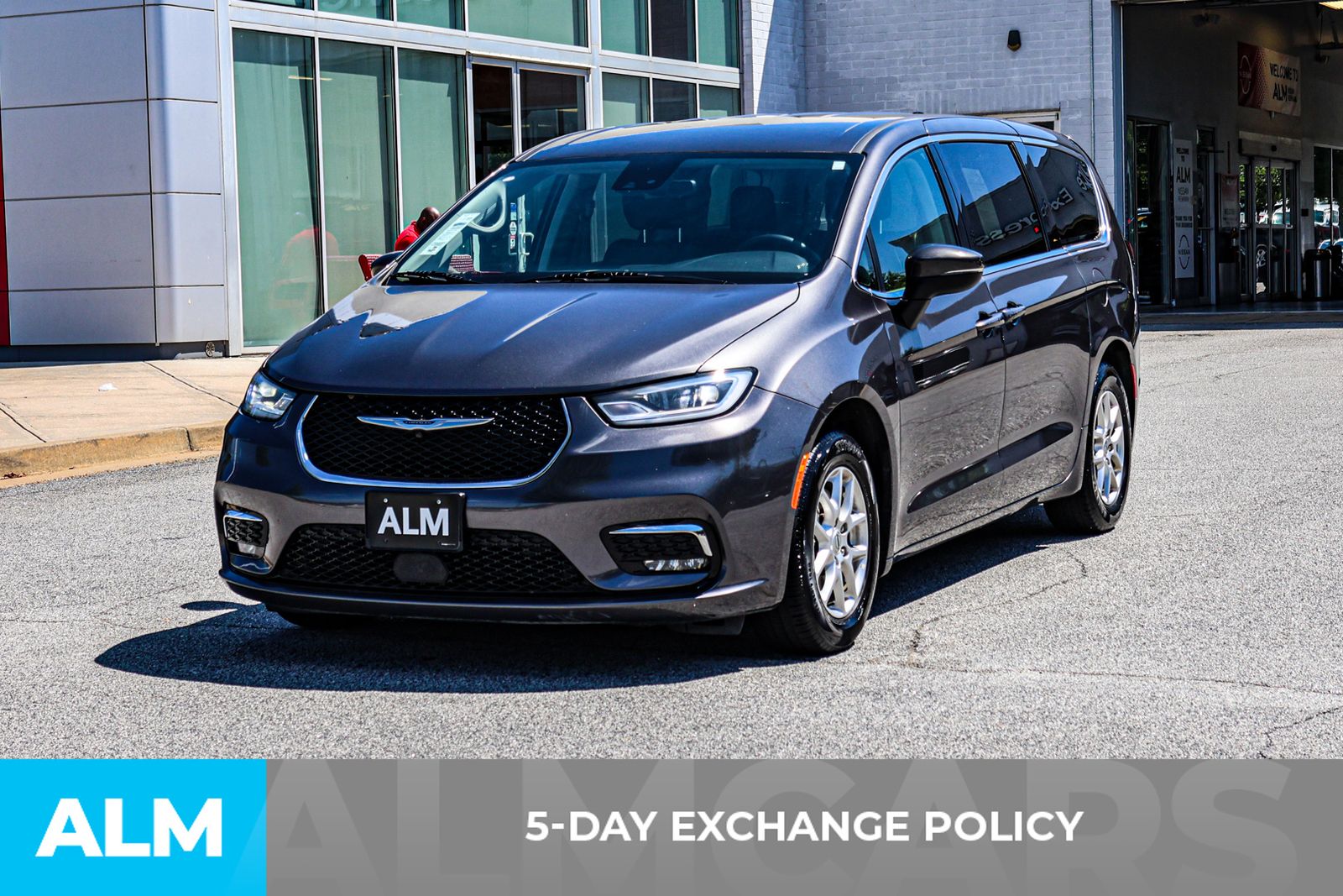 2023 Chrysler Pacifica Touring L photo 3