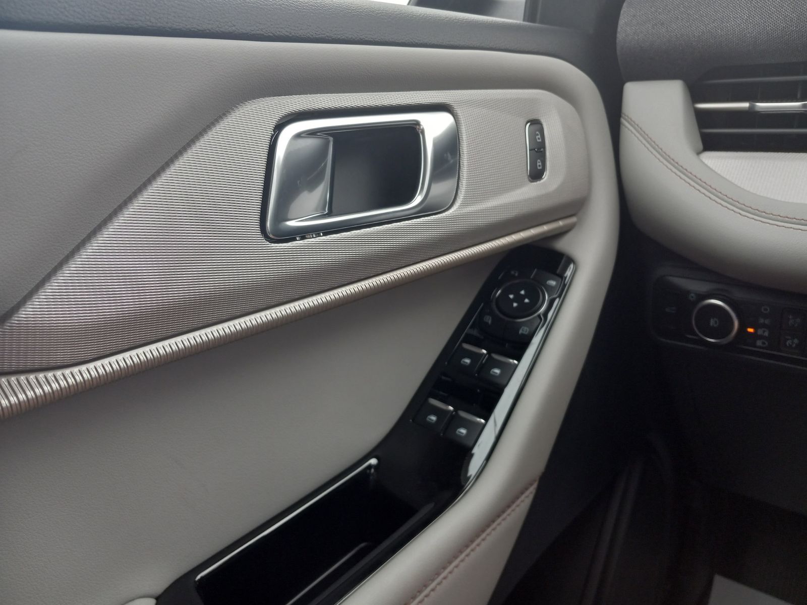 2026 Ford Explorer image 25