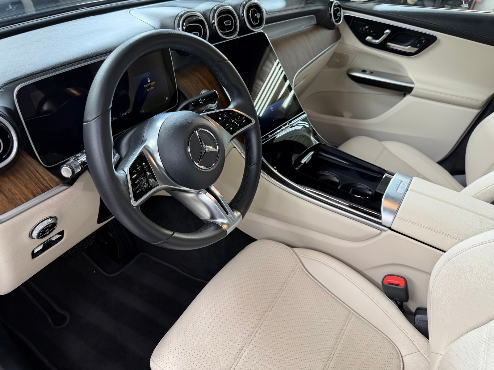 Used 2025 Black Mercedes-Benz GLC 300 image 32