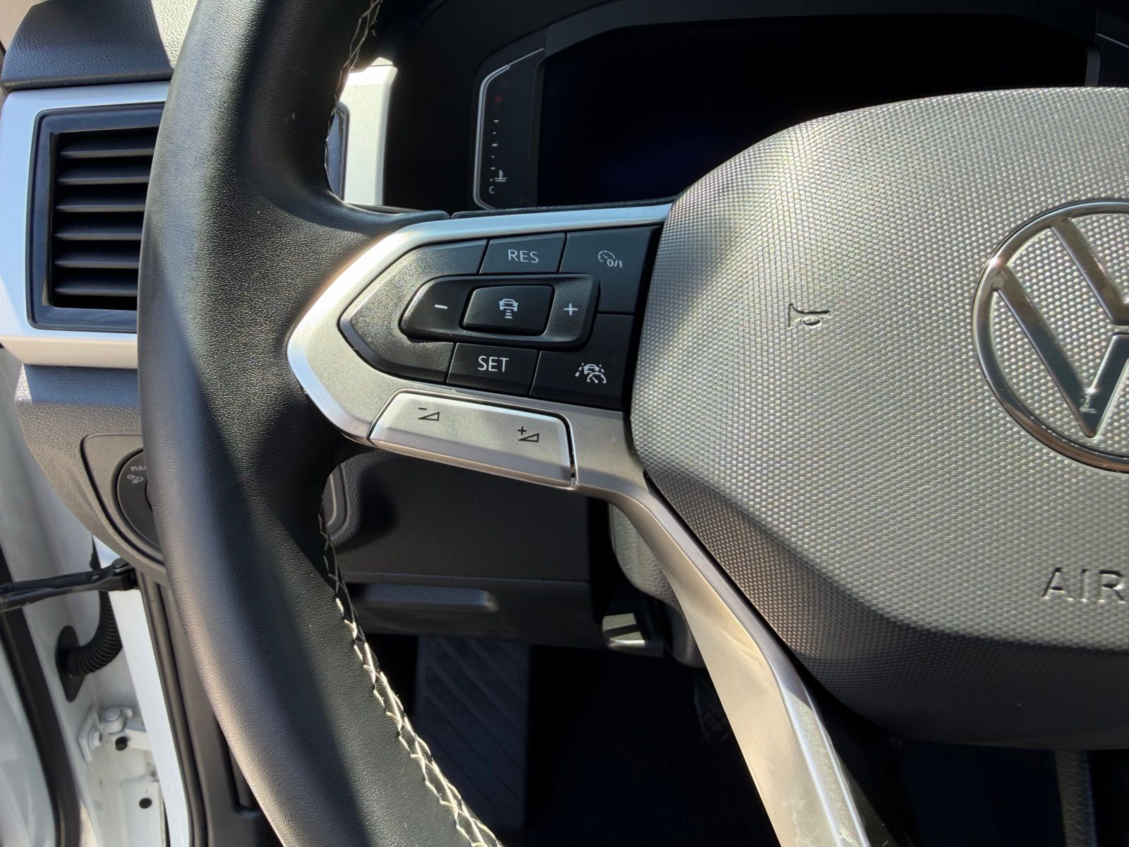 Used 2022  Volkswagen SEL image 37