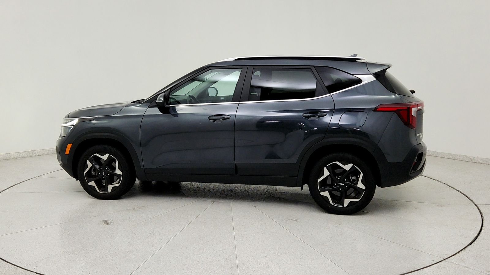 Used 2024 Gray Kia EX image 4