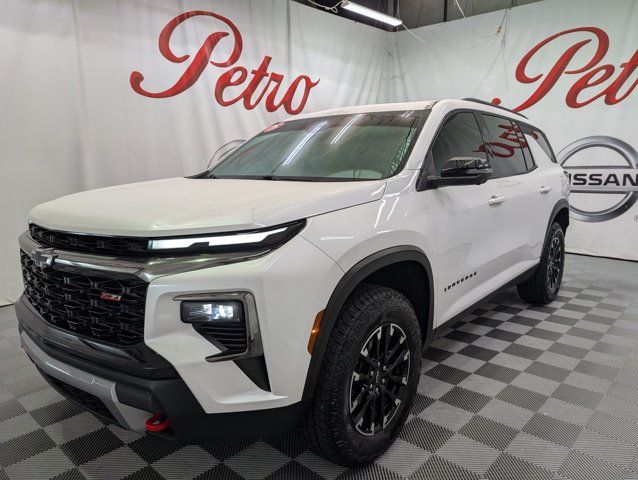 White (Iridescent Pearl Tricoat) 2025 Chevrolet Traverse SUV / Crossover Four-Wheel Drive 8-Speed Automatic