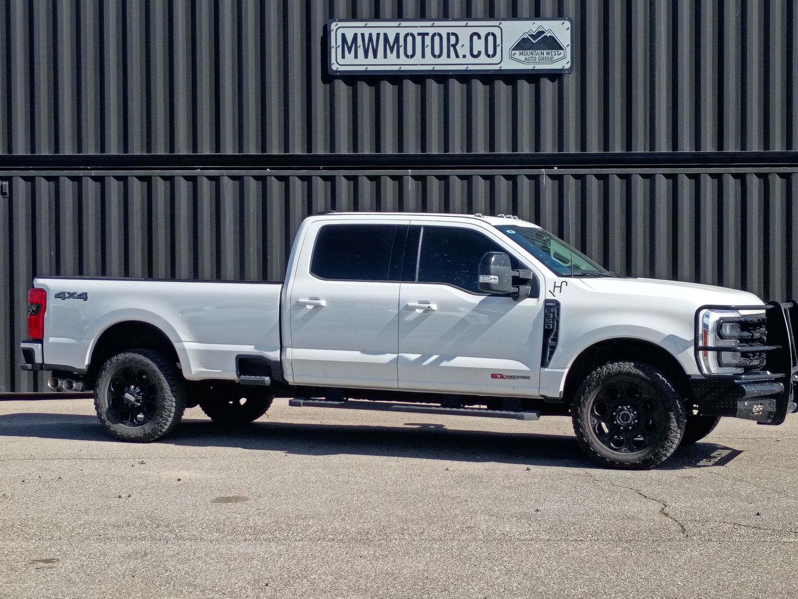 White Metallic 2024 Ford F-350 Super Duty Lariat Crew Cab 4WD Pickup Truck Four-Wheel Drive Automatic