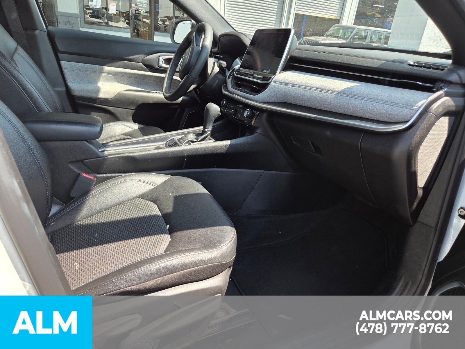 Used 2025 White Jeep Latitude image 30
