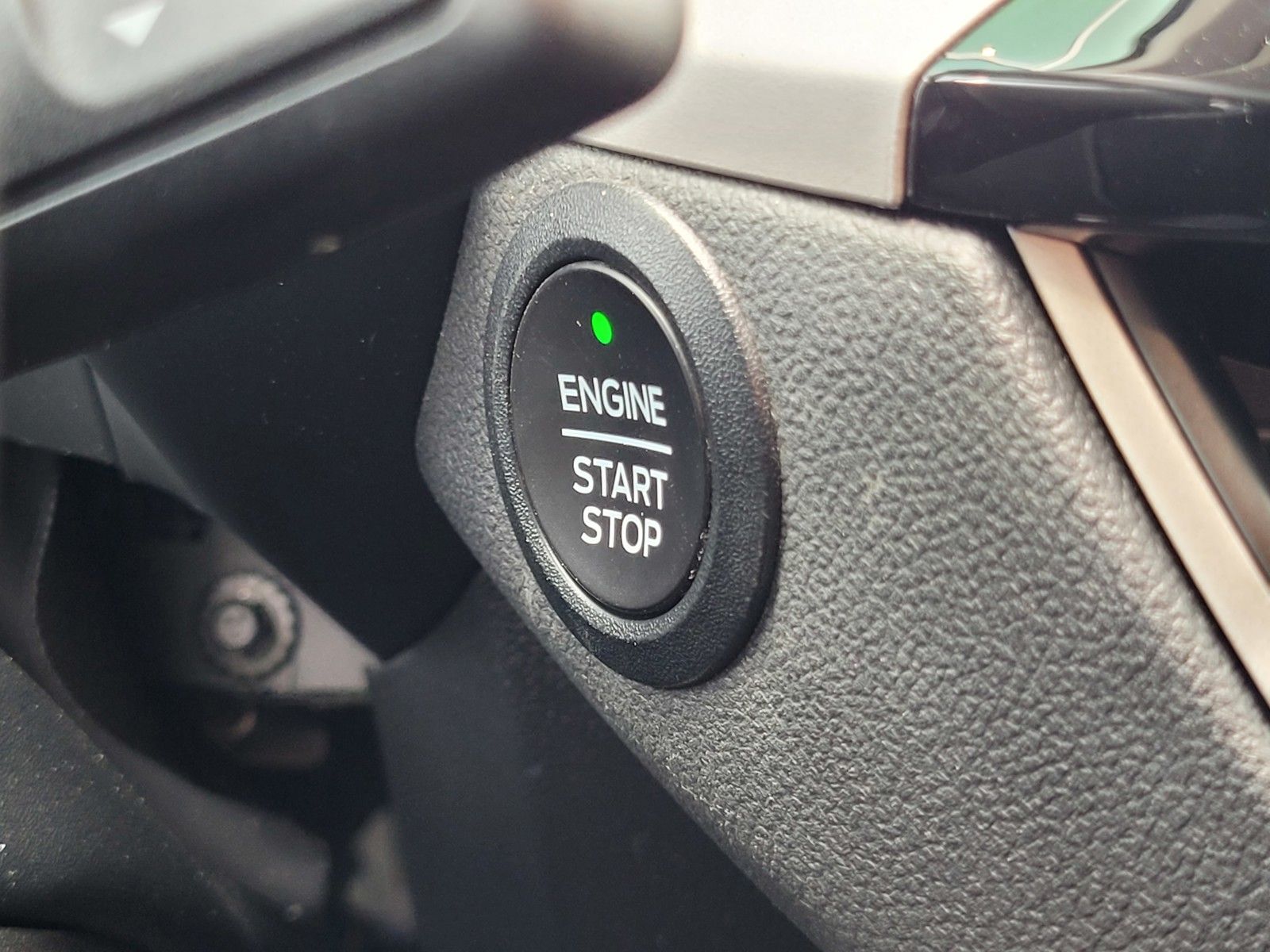 Used 2022 Black Ford SE image 25