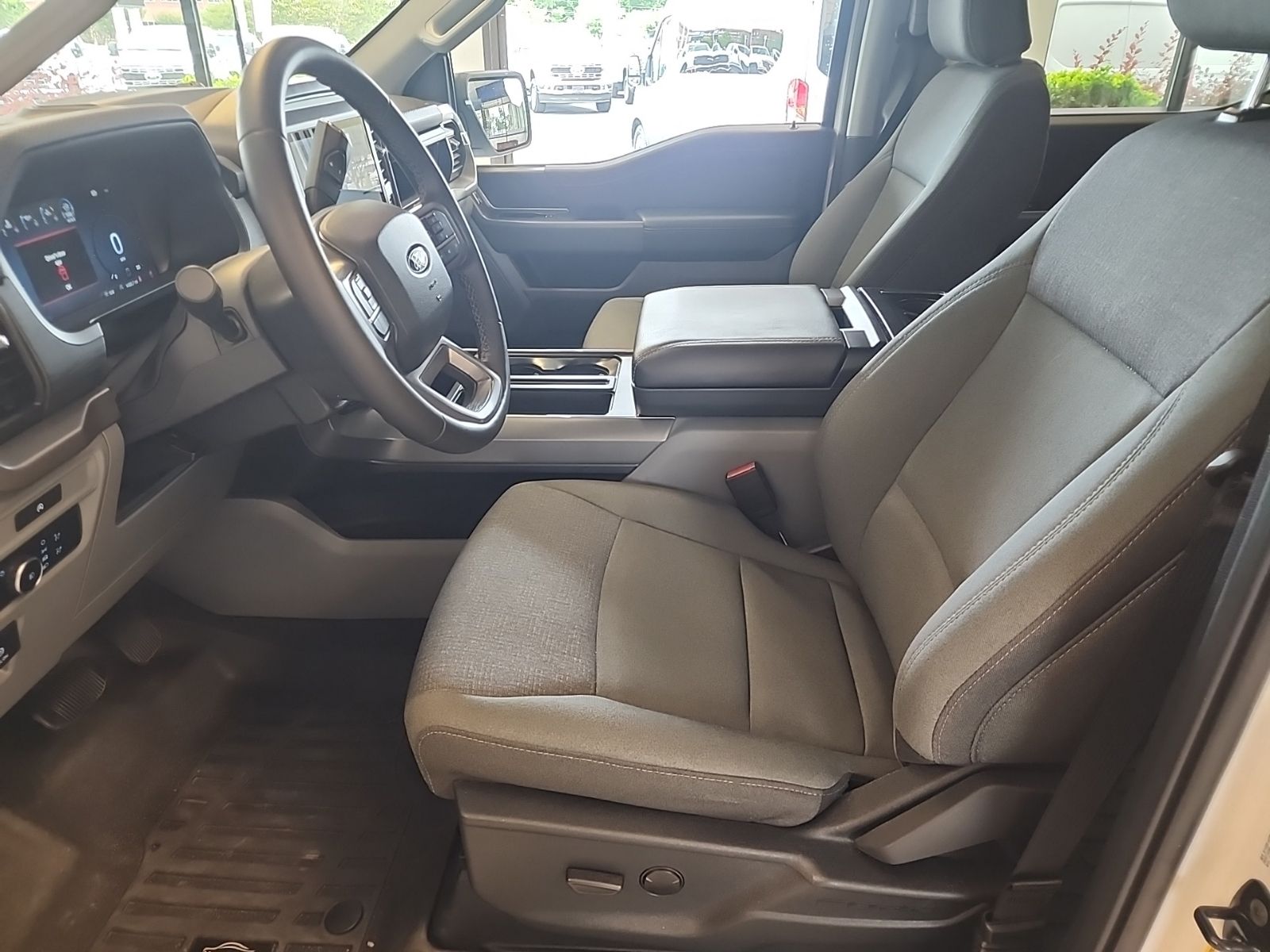 Used 2025 Oxford White Ford XLT image 9
