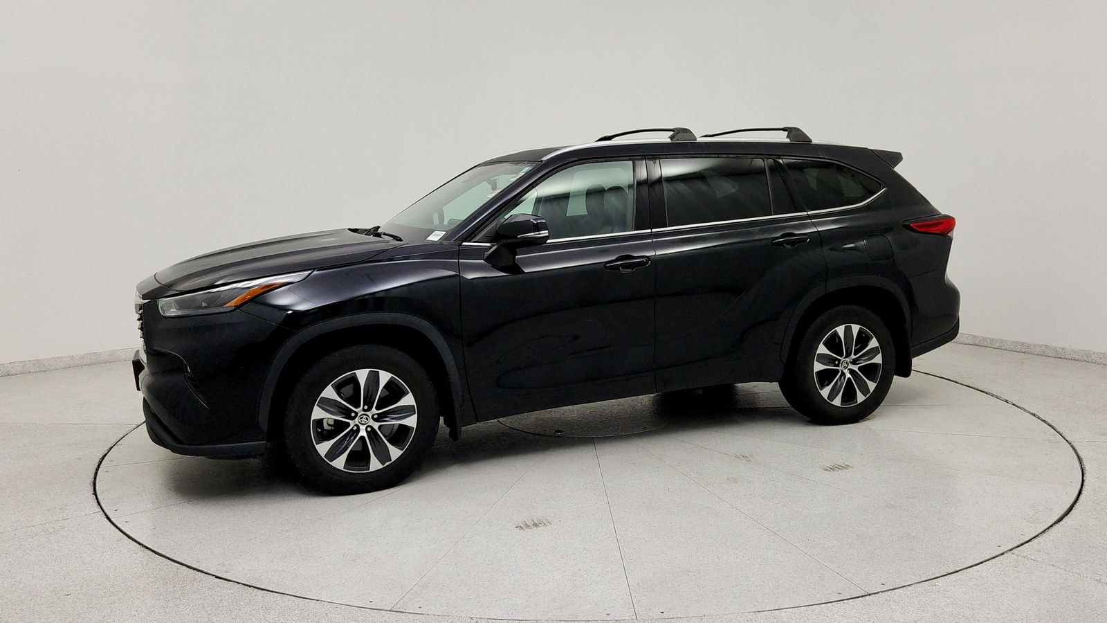 Used 2022 Black Toyota XLE image 3