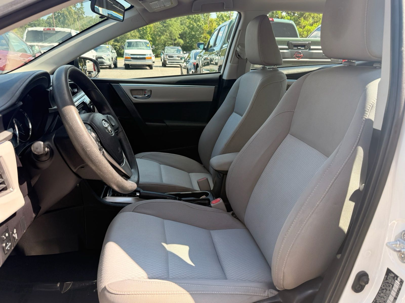 Used 2016 White Toyota LE image 10