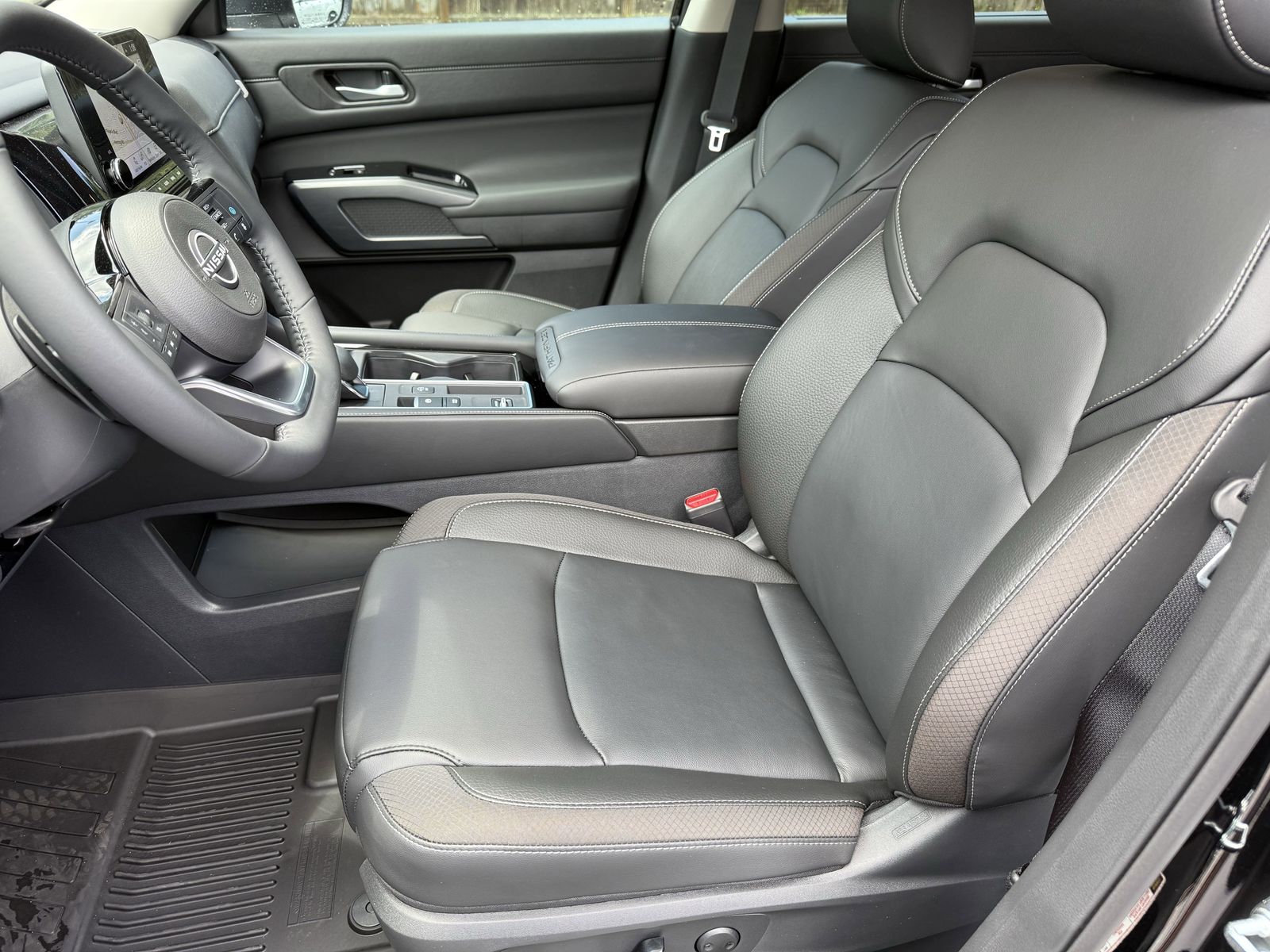 2025 Nissan Pathfinder SL photo 16