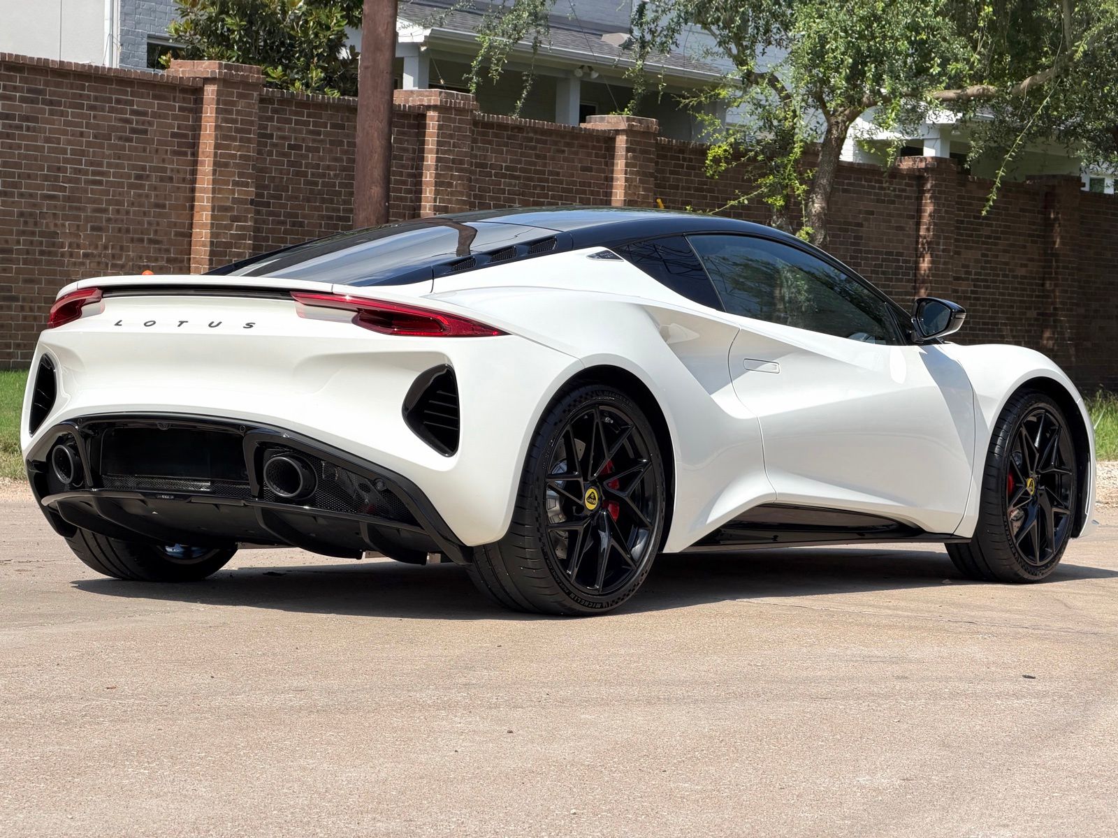 2026 Lotus Emira - Photo 11